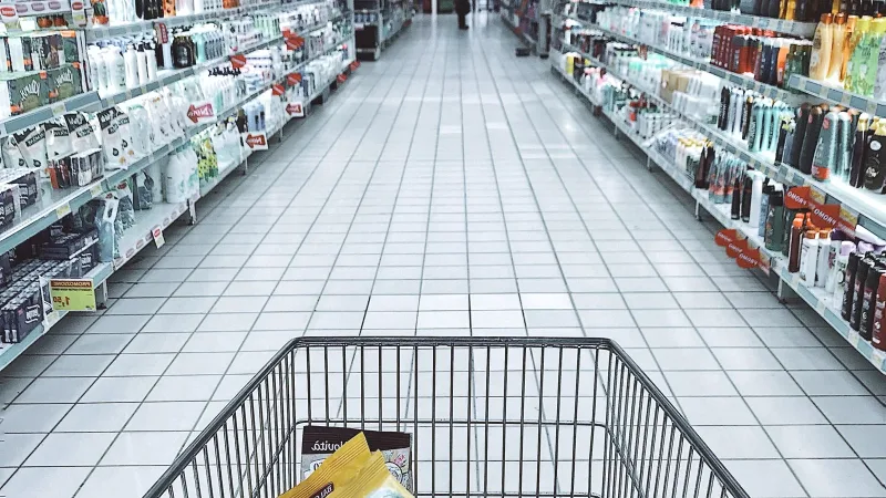 Market reyonunda atıştırmalık ürünler